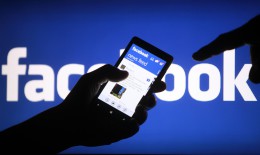 A smartphone user shows the Facebook application on his phone in the central Bosnian town of Zenica, in this photo illustration, May 2, 2013.
Facebook Inc's mobile advertising revenue growth gained momentum in the first three months of the year as the social network sold more ads to users on smartphones and tablets, partially offsetting higher spending which weighed on profits. REUTERS/Dado Ruvic (BOSNIA AND HERZEGOVINA - Tags: SOCIETY SCIENCE TECHNOLOGY BUSINESS)